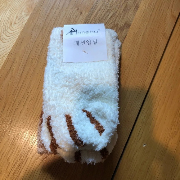 NWT Cat Paw Socks Tan and White - Picture 1 of 3